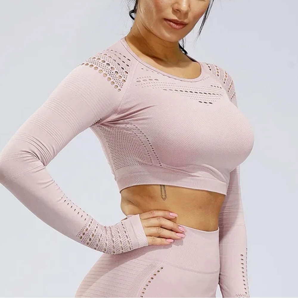 Seamless cropped yoga top, blush pink, stretchy, long sleeve w. thumbholes, S